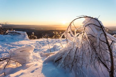 Kış manzarası. güzel bir gün batımı karşı dağlarda kar
