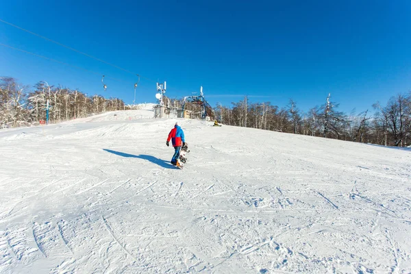 Snowboarder geht den Hang hinauf — Stockfoto