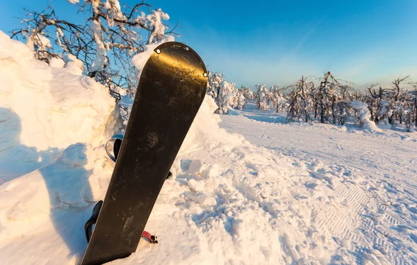 Bir kış dağ manzarası arka plan üzerinde bir rüzgârla oluşan kar yığını içinde snowboard — Stok fotoğraf