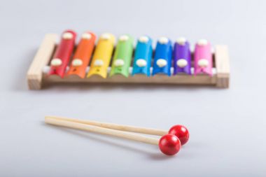 Beyaz arka planda renkli ksilofon ve sopa