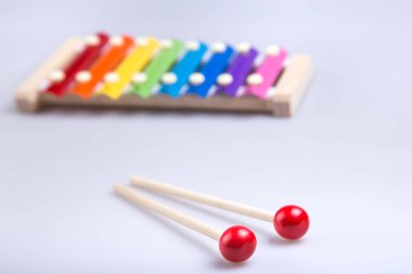Beyaz arka planda renkli ksilofon ve sopa