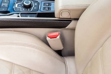 Parlak lüks otomobilin iç. Direksiyon simidi ve denetimleri ile aracınıza