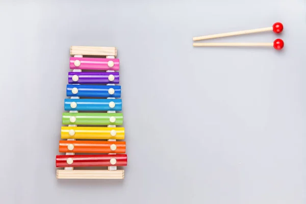 Xylophone coloré et bâtons sur un fond blanc. vue d'en haut — Photo