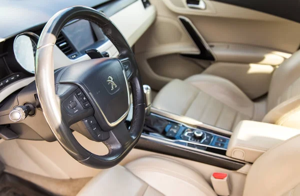 Ufa, Rússia 26 de setembro de 2017: Luxo brilhante Interior do carro. Volante e painel com controles. Peugeot 508 — Fotografia de Stock