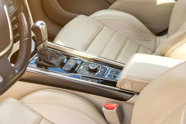 Luxo brilhante Interior do carro. Volante e painel de instrumentos com comandos — Fotografia de Stock