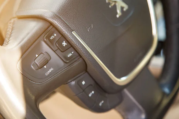 Ufa, Rússia 26 de setembro de 2017: Luxo brilhante Interior do carro. Volante e painel com controles. Peugeot 508 — Fotografia de Stock