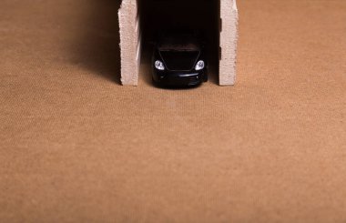 siyah oyuncak araba garajda