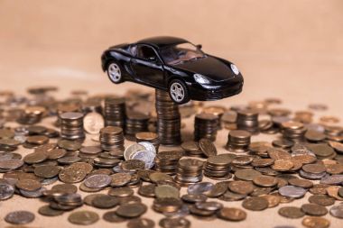 Sikkelerin kulelerde siyah oyuncak araba