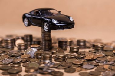 Sikkelerin kulelerde siyah oyuncak araba