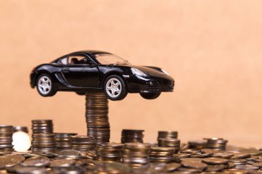 Sikkelerin kulelerde siyah oyuncak araba