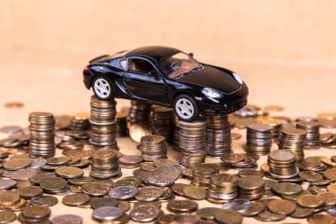 Sikkelerin kulelerde siyah oyuncak araba