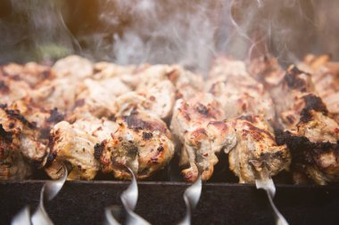 Yangın yakın çekim duman ile kavrulmuş et