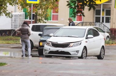 kavşak iki araba bir kaza. Sürücüler tartışır