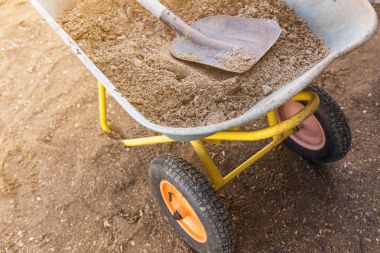 kum ve kürek ile çalışma arabası