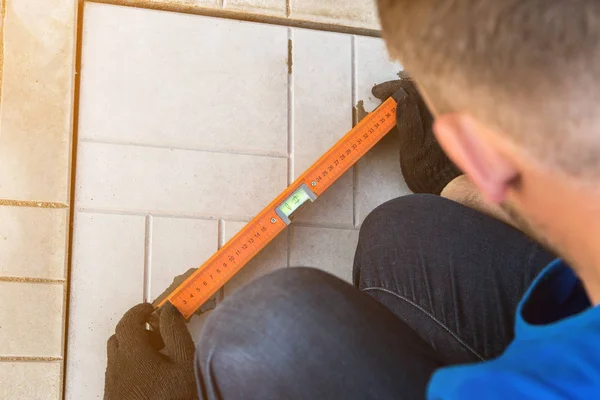 Nivel del edificio en el fondo de los trabajos de colocación de losas de pavimentación —  Fotos de Stock