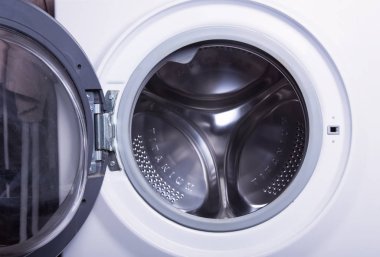 açık bir kapı ile beyaz çamaşır makinesi. iç detaylar