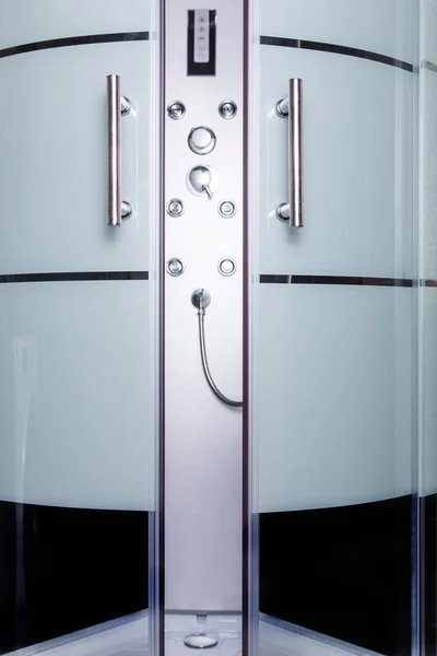 玻璃和钢制的现代淋浴舱 — 图库照片