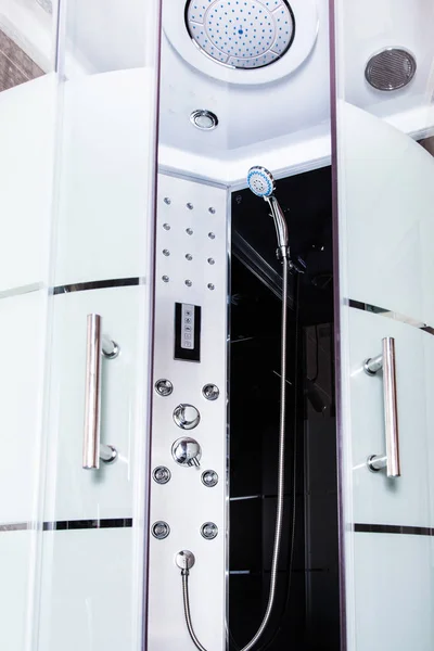 玻璃和钢制的现代淋浴舱 — 图库照片