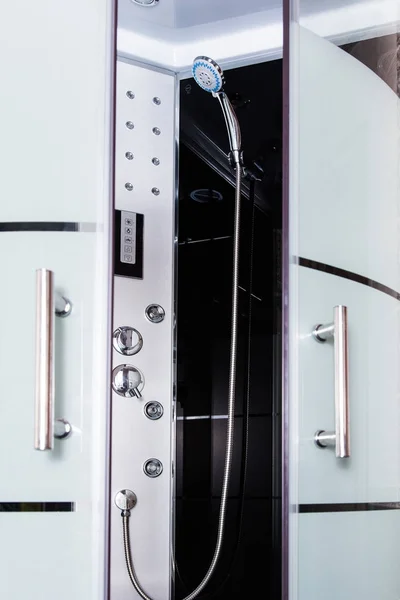 Cabine de douche moderne en verre et acier — Photo