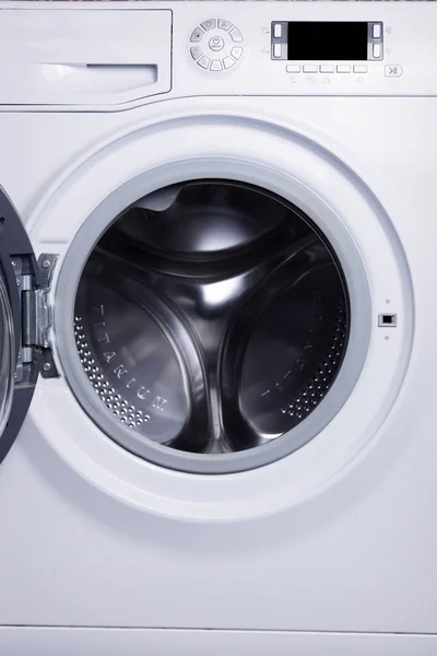 Witte wasmachine met een open deur. interieur details — Stockfoto