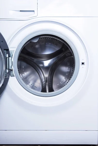 Witte wasmachine met een open deur. interieur details — Stockfoto