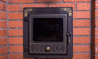 dövme metal kapı firebox bir tuğla duvar arka planda saunada