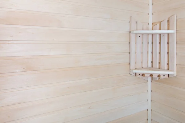 Fragment de bain intérieur, étagères en bois avec accessoires — Photo