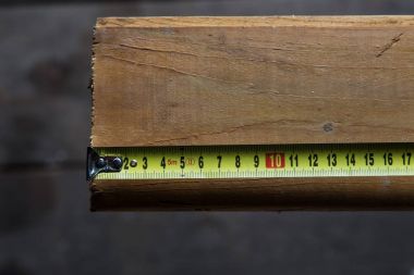 Kaset measurer ahşap tahta üzerinde kapat