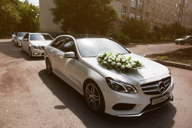 Ufa, Rusya Federasyonu - 10 Şubat 2017: düğün törenleri arabanın başında beyaz Mercedes Benz