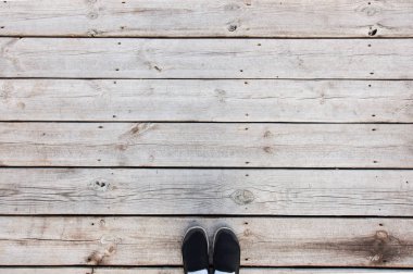 Birinci şahıs bakış ahşap kurullarında ayak üzerinde