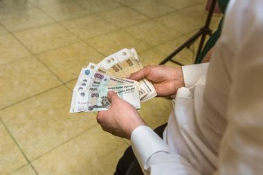 erkeklerin elleri Rus parasını saymak