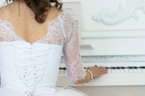 Panna Młoda w biały ślub sukienka gry fortepian — Zdjęcie stockowe