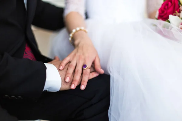 Las manos de los novios con un anillo en los brazos —  Fotos de Stock