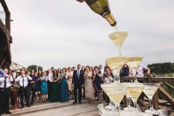 Copas de champán en una recepción de gala en el restaurante — Foto de Stock
