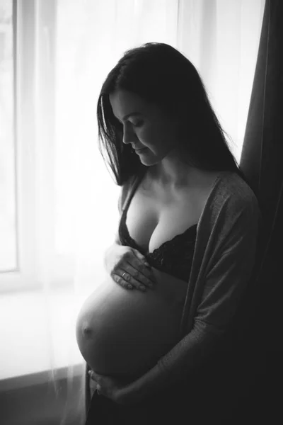 Jovem Grávida Menina Mantém Barriga Pela Janela — Fotografia de Stock