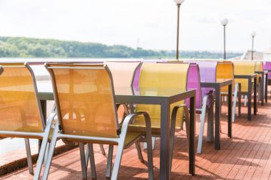 çatı katındaki Cafe, portakal sandalye ile açık Teras