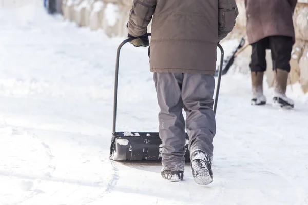 Mann mit Schaufel reinigt den Schnee — Stockfoto