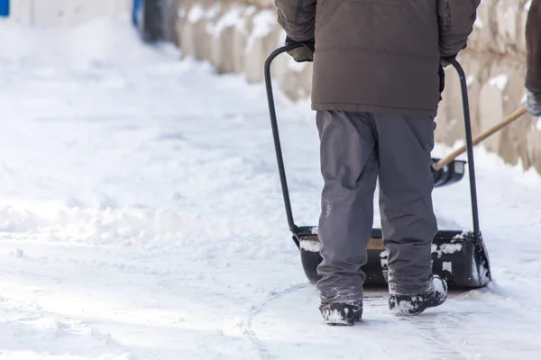 Mann mit Schaufel reinigt den Schnee — Stockfoto