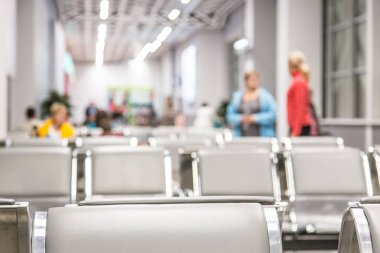 koltuk ve havaalanı bekleme odasında bulanık insanlar