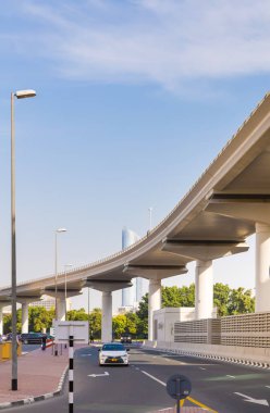 Dubai, Birleşik Arap Emirlikleri 19 Şubat 2018: City road Metro Üstgeçit altında