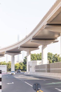 Dubai, Birleşik Arap Emirlikleri 19 Şubat 2018: City road Metro Üstgeçit altında