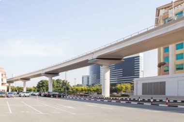 Dubai, Birleşik Arap Emirlikleri 19 Şubat 2018: Metro Üstgeçit evleri ve yollar arasında
