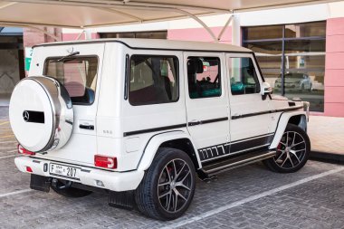 Dubai, Birleşik Arap Emirlikleri 19 Şubat 2018: Beyaz Mercedes gelandewagen Park yerinde