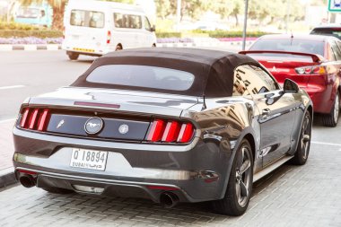 Dubai, Birleşik Arap Emirlikleri 19 Şubat 2018: Ford Mustang Park yerinde