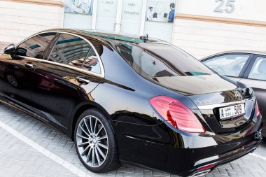 Dubai, Birleşik Arap Emirlikleri 19 Şubat 2018: Siyah Mercedes Benz s500 Park yerinde