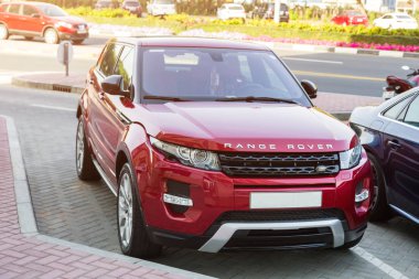 Dubai, Birleşik Arap Emirlikleri 19 Şubat 2018: Kırmızı Range Rover Park yerinde