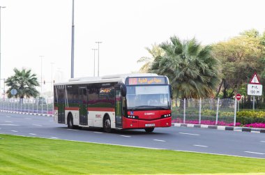 Dubai, Birleşik Arap Emirlikleri 19 Şubat 2018: Dubai sokaklarında bir yolcu otobüs sürmek