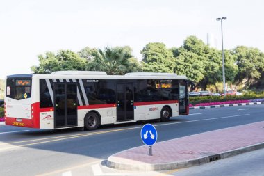 Dubai, Birleşik Arap Emirlikleri 19 Şubat 2018: Dubai sokaklarında bir yolcu otobüs sürmek