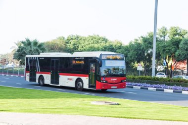 Dubai, Birleşik Arap Emirlikleri 19 Şubat 2018: Dubai sokaklarında bir yolcu otobüs sürmek
