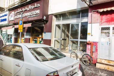 Dubai, Birleşik Arap Emirlikleri 19 Şubat 2018: Dubai sokaklarına turist otobüsü penceresinden görüntülemek